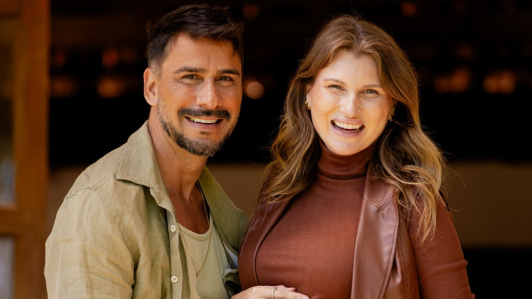 Julio Rocha e Karoline Kleine optam por não saber o sexo do bebê e influenciadora palpita: “Acho que vai ser uma menina”