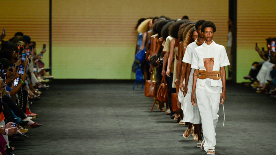 Exclusivo: Angela Brito traduz o caos urbano em desfile no Rio Fashion Week