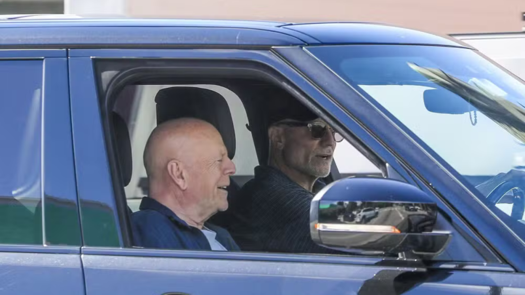 Bruce Willis emociona em rara aparição após diagnóstico de doença degenerativa