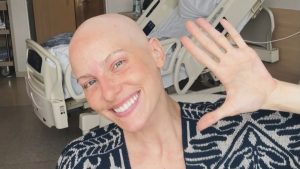 Dani Gondim celebra remissão com cautela após fim do tratamento