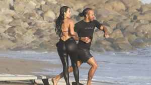 Lewis Hamilton e Kim Kardashian aparecem juntos em praia na Califórnia