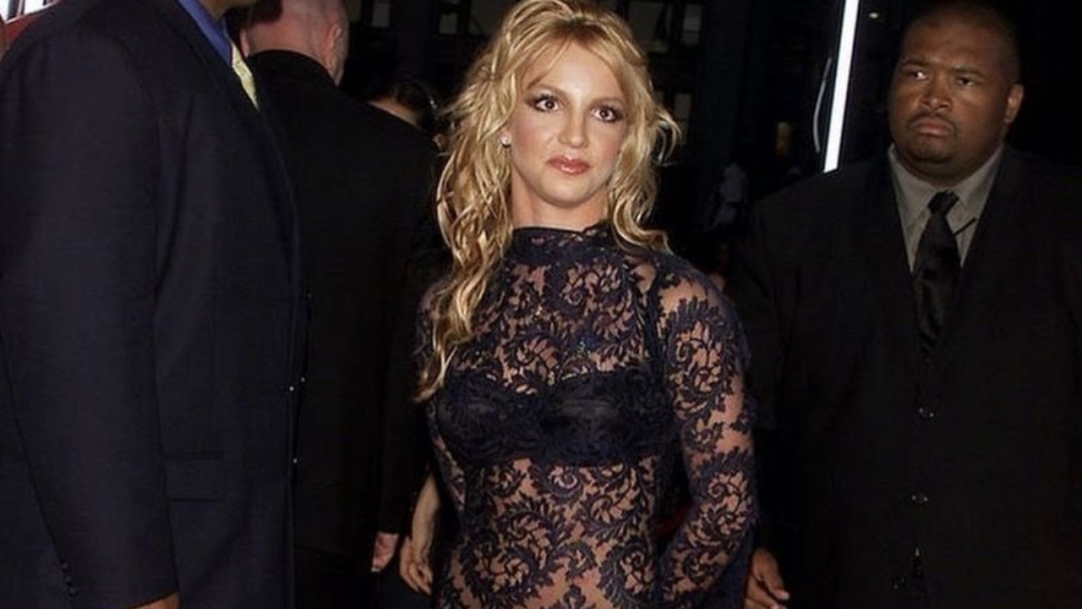 Britney Spears revela motivo de desconforto em fotos virais de meet and greet: “Doía”