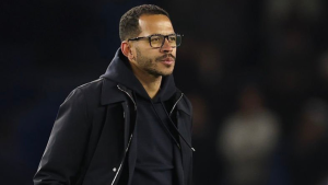 Técnico Liam Rosenior do Chelsea perde a paciência após 5ª derrota