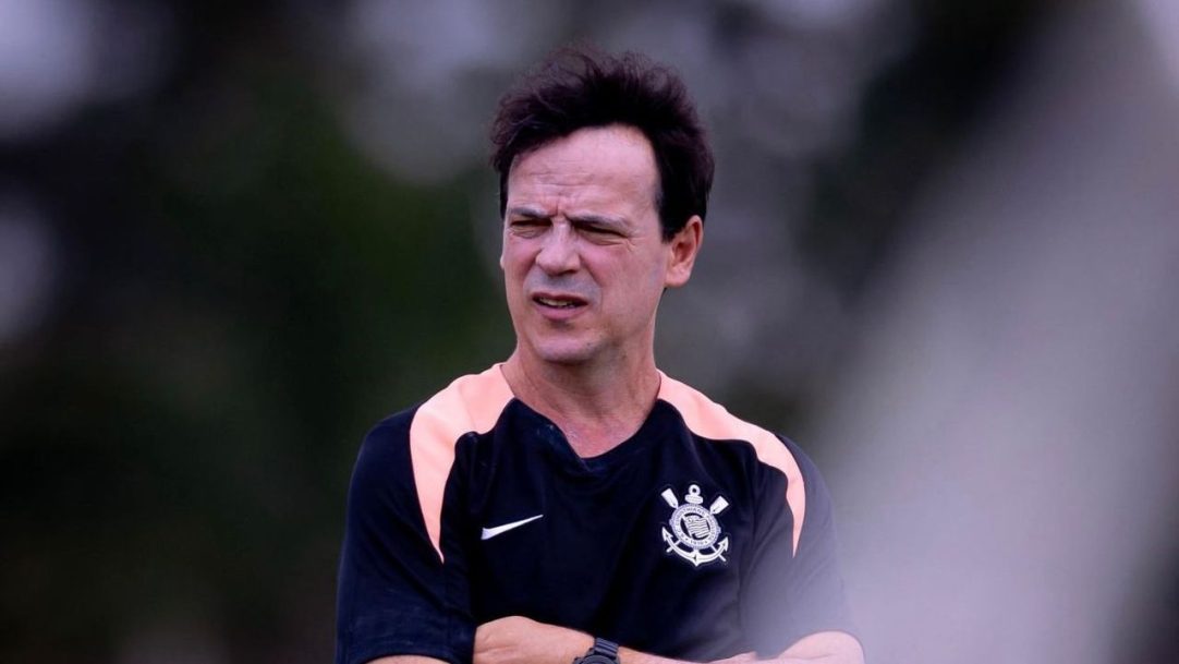 Diniz celebra vitória do Corinthians e defende continuidade do elenco base