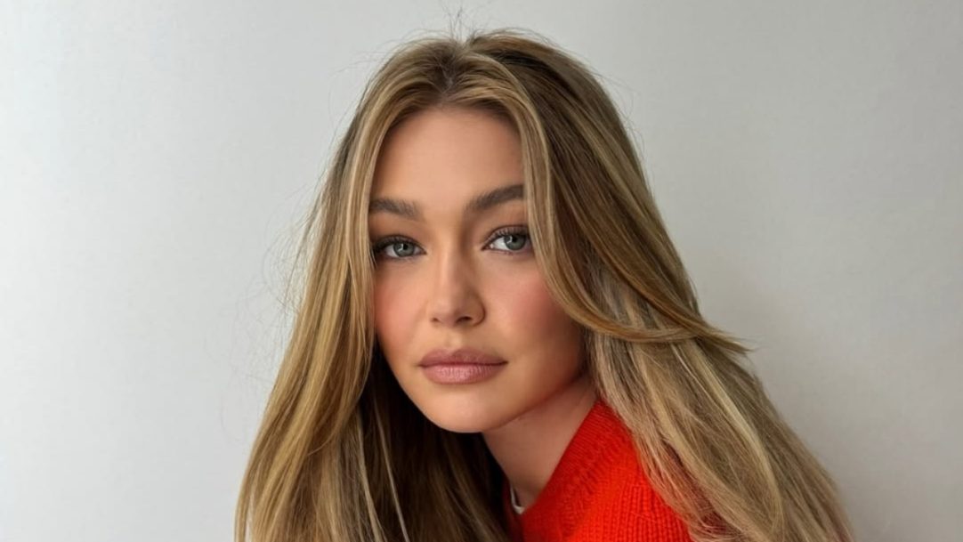 Gigi Hadid aposta em visual inspirado nos anos 90