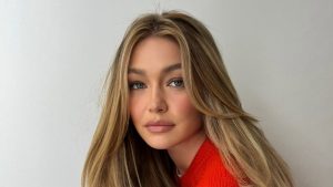 Gigi Hadid aposta em visual inspirado nos anos 90