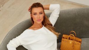 Ana Paula Siebert abre ovo de Páscoa de R$ 20 mil e gera debate nas redes sociais