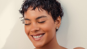 Bella Campos muda visual e assume pixie cut como símbolo de nova fase