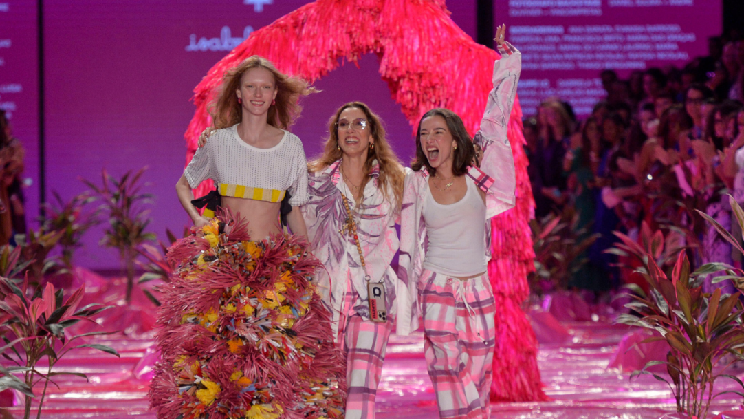 Exclusivo: Isabela e Chica Capeto celebram o movimento na passarela no Rio Fashion Week