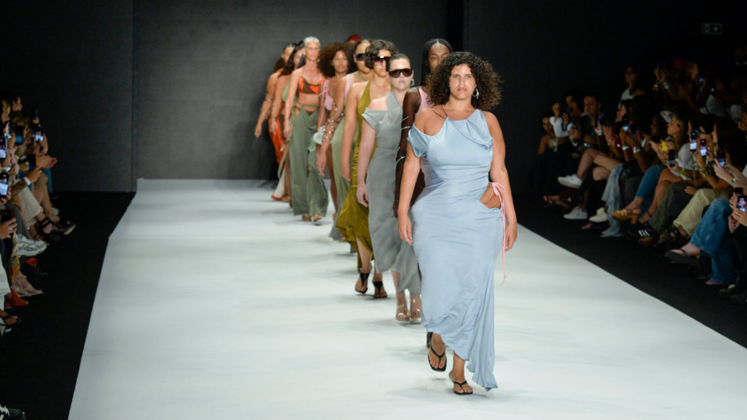 Exclusivo: Karoline Vitto celebra o corpo em estreia no Rio Fashion Week