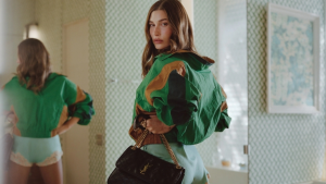 Hailey Bieber estrela nova campanha da Saint Laurent