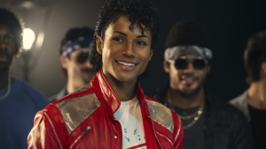 Filme de Michael Jackson tem final adaptado para não abordar acusações de abuso