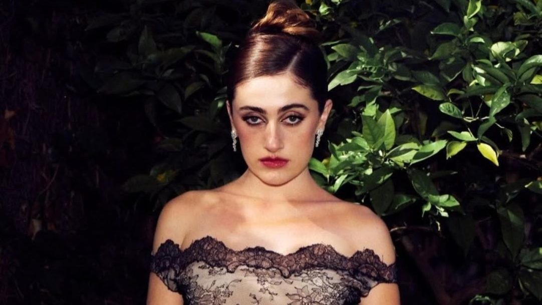 Marc Jacobs apresenta nova bolsa com campanha estrelada por Rachel Sennott