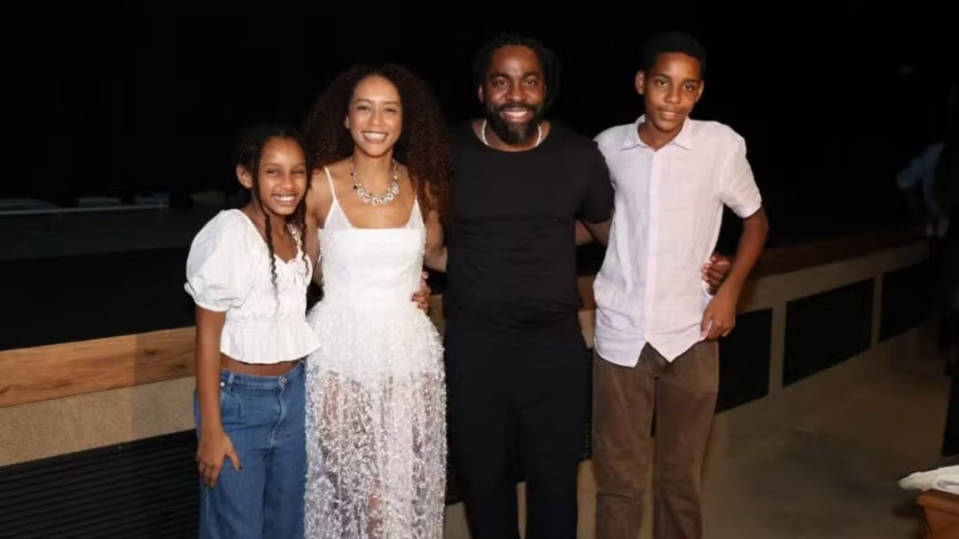 Taís Araújo estreia peça de teatro na presença de amigos e familiares