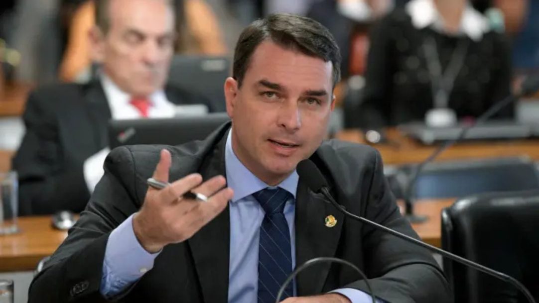 Flávio Bolsonaro cobra banqueiro para financiar filme sobre seu pai