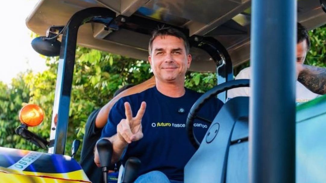 Pesquisa mostra Lula à frente de Flávio Bolsonaro em cenário de segundo turno para 2026
