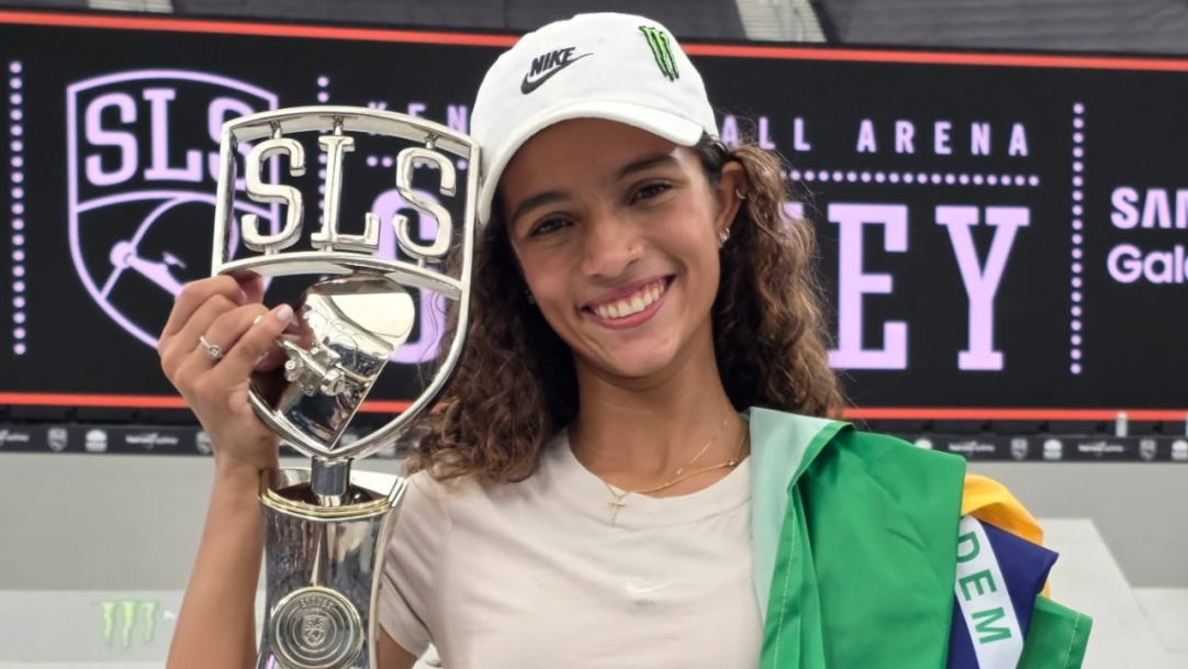 Rayssa Leal volta a andar de skate após lesão