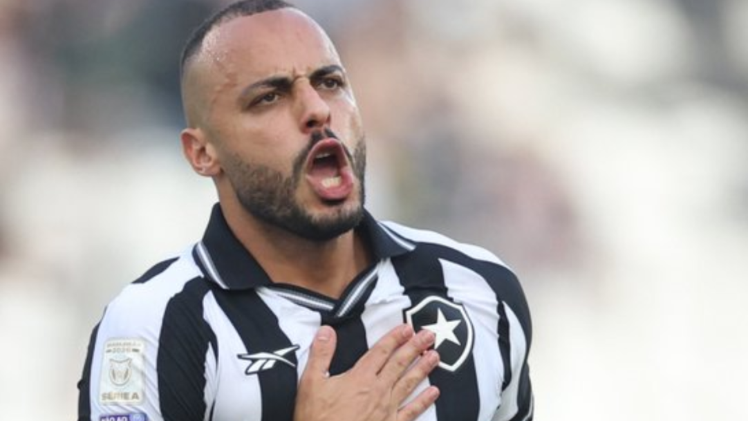 Botafogo vence Corinthians no Nilton Santos com show de Arthur Cabral