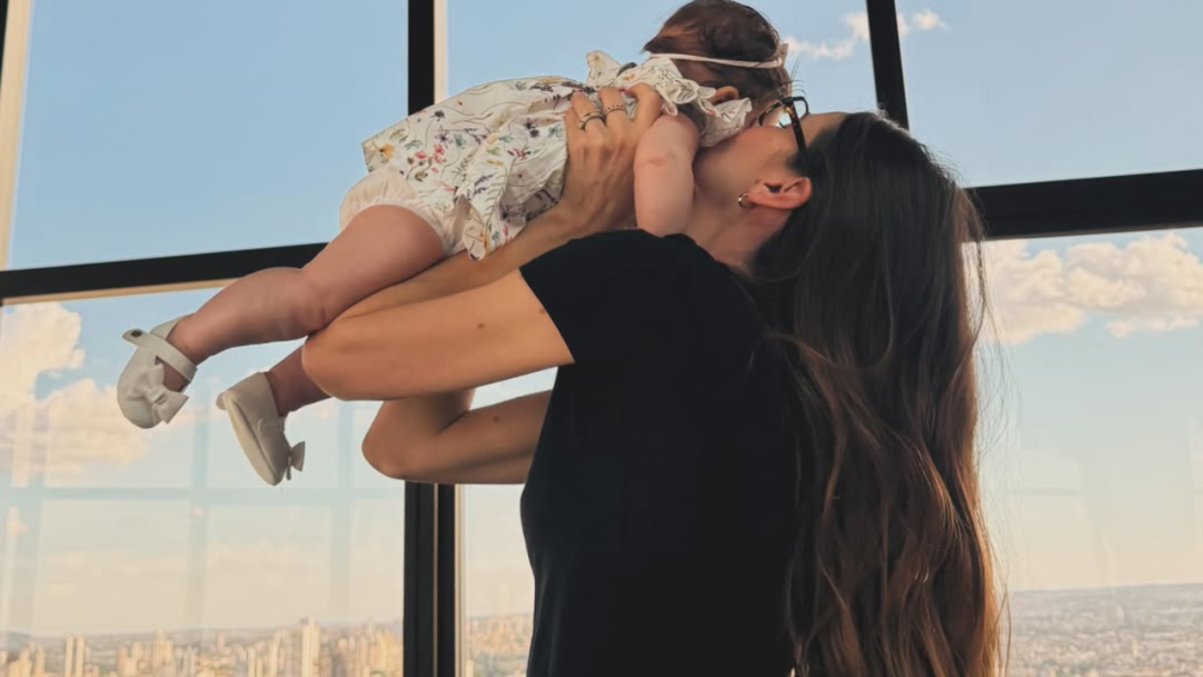 Camila Queiroz compartilha novas fotos da filha Clara