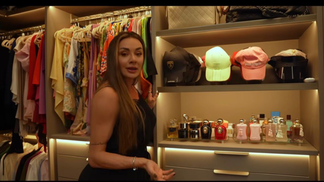 Juju Salimeni faz tour pelo closet de sua nova mansão e mostra coleção de 300 calçados, bolsas e roupas de grife