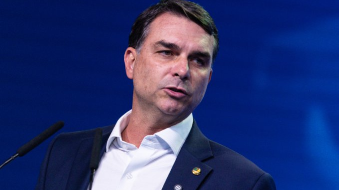 Flávio Bolsonaro envia defesa escrita à PF em inquérito sobre calúnia contra Lula