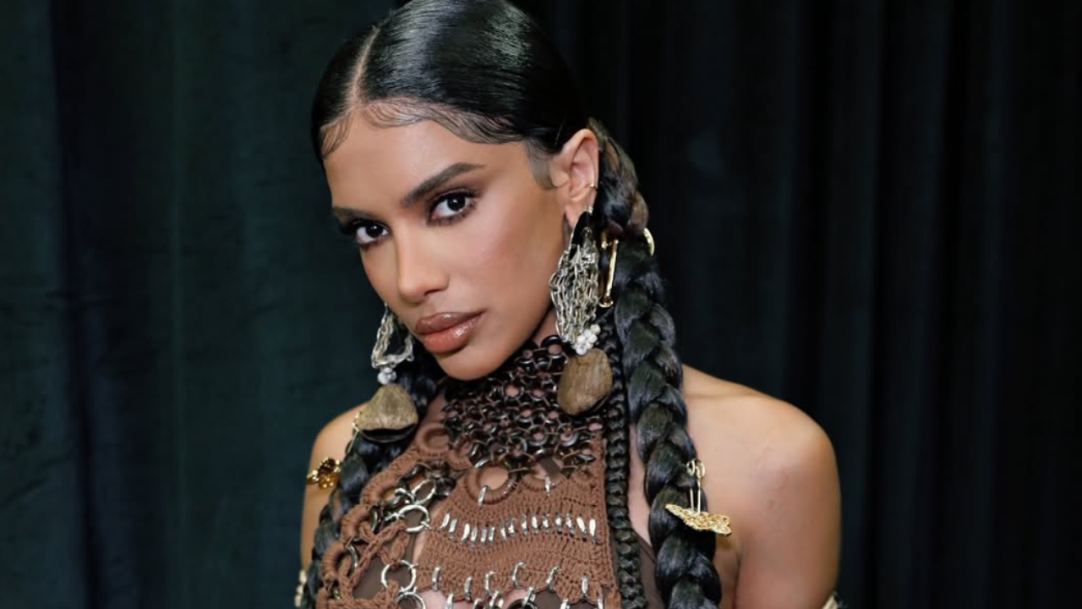 Anitta recria look da infância com copos reciclados em novo clipe