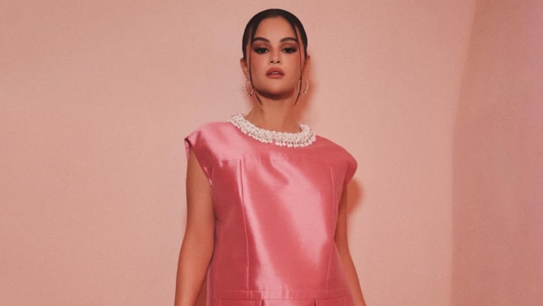 Selena Gomez aposta em visual vintage inspirado nos anos 40