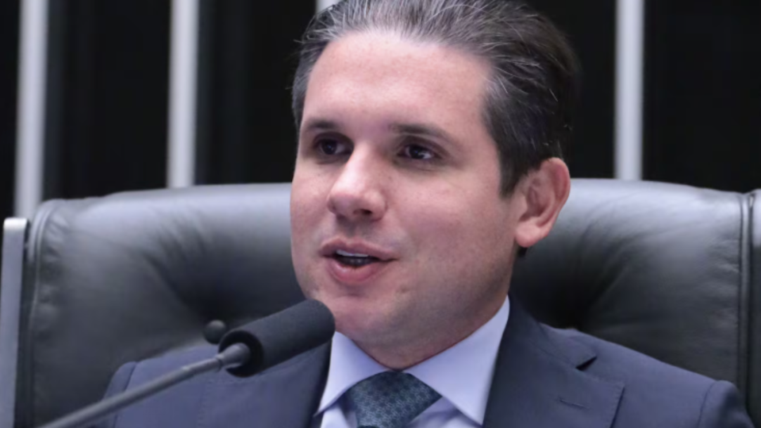 Hugo Motta afirma que PEC do fim da escala 6×1 prevê jornada de 40 horas e transição de um ano