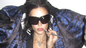 Óculos oversized dominam a moda e transformam acessórios em protagonistas