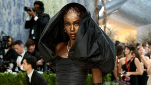 Met Gala 2026: Confira a ‘metamorfose mística’ de Anok Yai no tapete vermelho