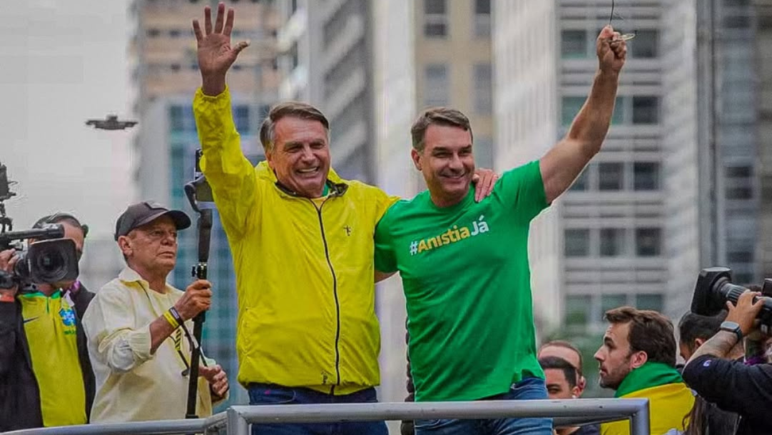 Polícia Federal investiga se dinheiro de banqueiro financia Eduardo Bolsonaro
