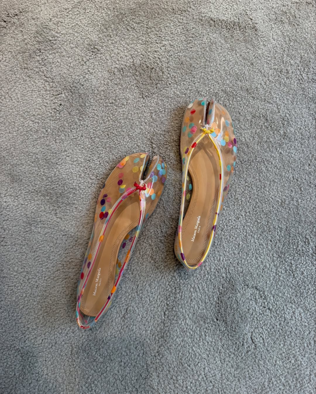 As famosas sapatilhas TABI de Maison Margiela em versão poá colorido