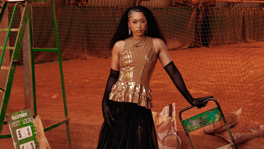 Naomi Osaka chama atenção em Roland Garros com look fashionista e brilho dourado