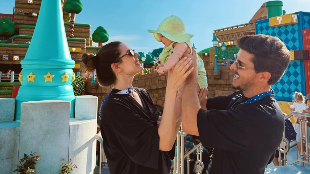 Camila Queiroz e Klebber Toledo compartilham viagem em família à Disney e encantam fãs com registros da filha