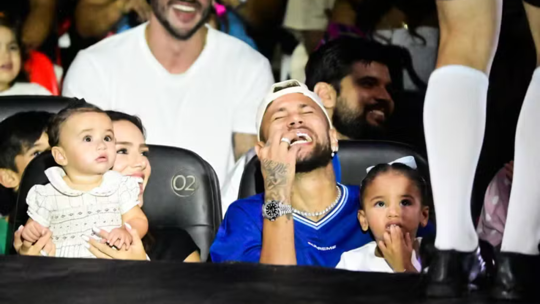 Neymar curte noite em família em circo de Santos e mobiliza fãs na saída
