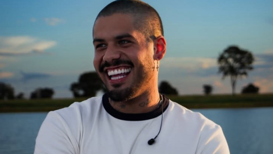 Zé Felipe revela que está beijando bastante e faz mistério sobre vida amorosa