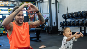 Neymar mostra preparação para a Copa do Mundo e brinca ao arrumar malas com ajuda da filha Mavie