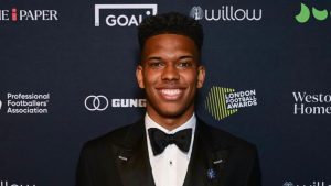 Estevão retorna para a Inglaterra para completar o tratamento final de sua lesão