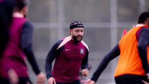 Memphis Depay se reapresenta e faz primeiro treino com o grupo no Corinthians