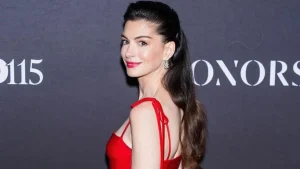 Anne Hathaway rebate rumores sobre lifting facial