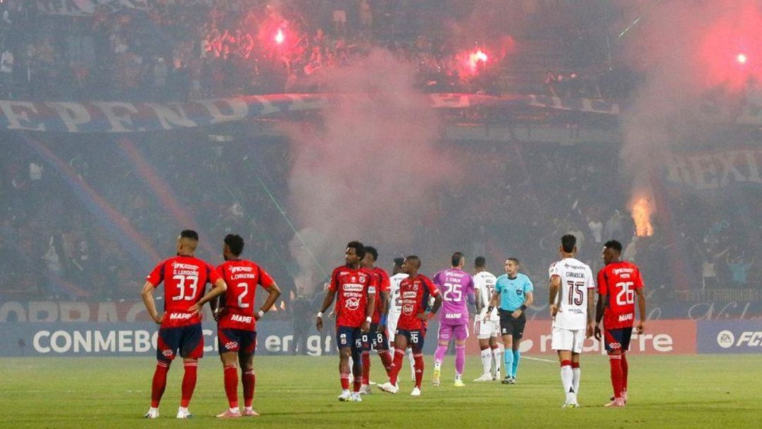 Flamengo tem partida cancelada após invasão de campo em Medellín
