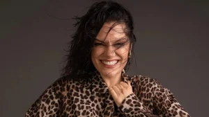 Jessie J comemora remissão de câncer de mama