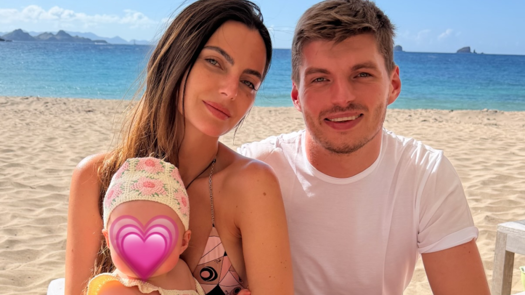 Kelly Piquet e Max Verstappen aproveitam passeio de barco e dia de praia com a filha
