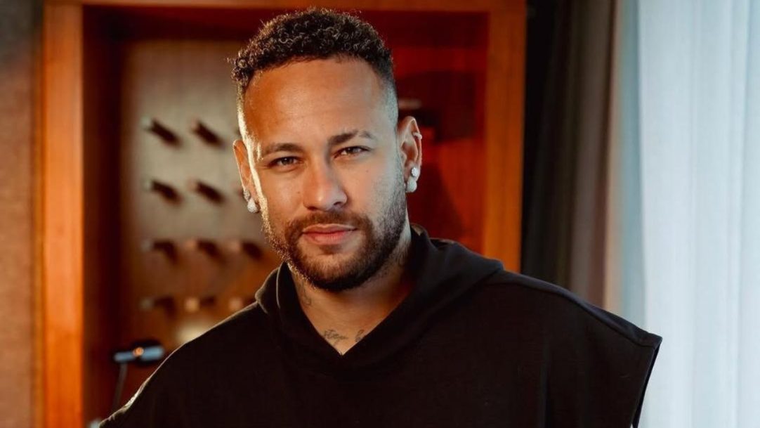 Neymar abre mansão luxuosa em Santos e exibe sua coleção de motos
