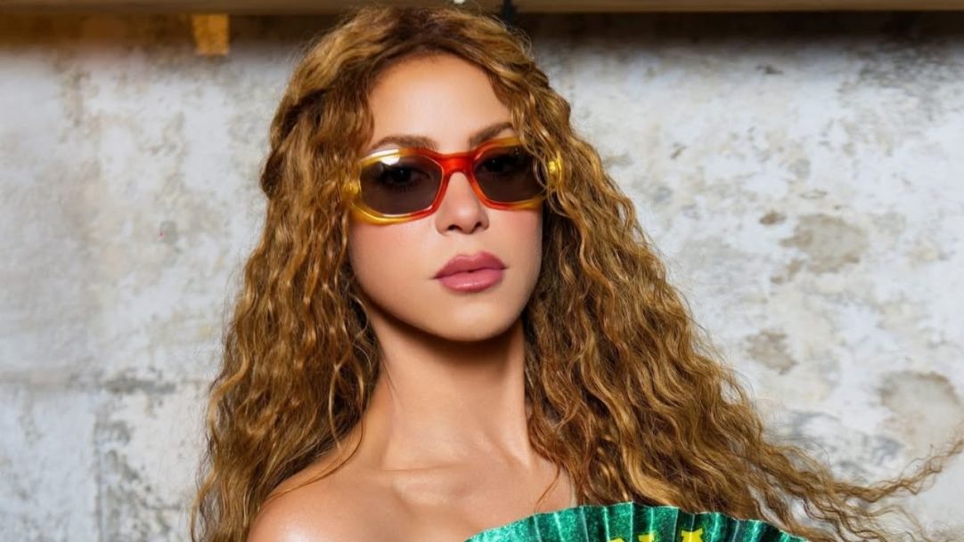 Shakira visita o Maracanã e autografa camisas da Seleção antes de show histórico em Copacabana