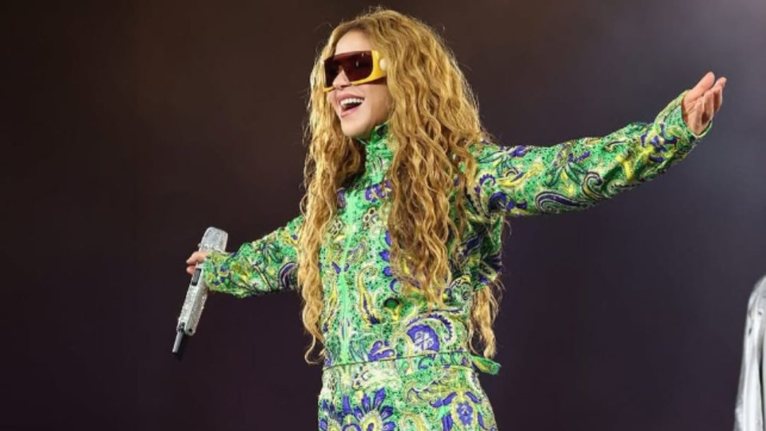 Shakira usa macacão com 600 mil cristais Swarovski na abertura do seu show