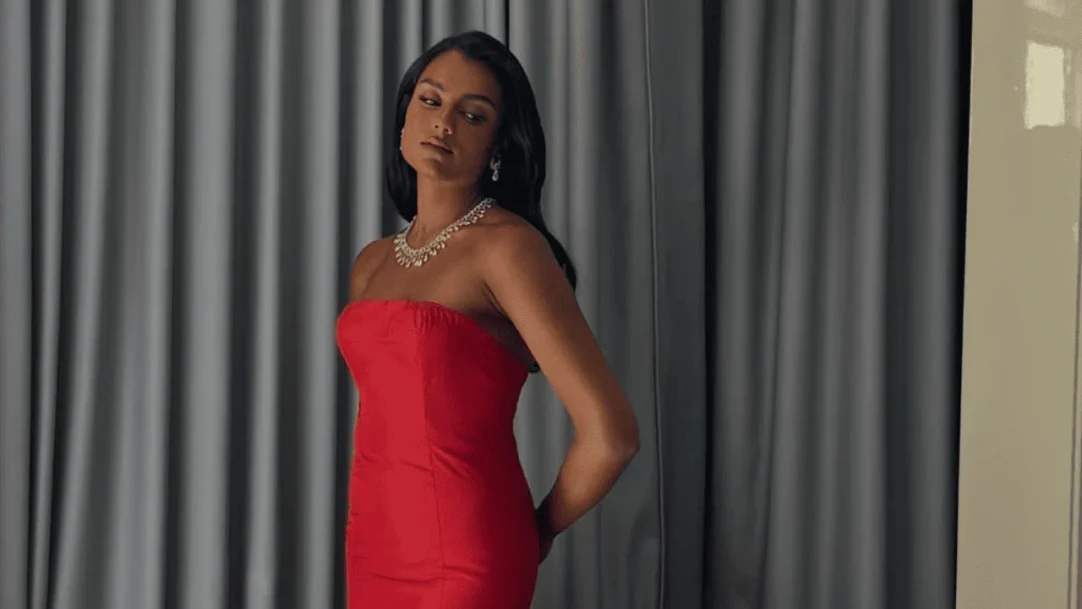 Simone Ashley impressiona em Cannes com vestido vintage de Alexander McQueen