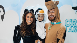Fred Bruno e Bianca Andrade curtem parque aquático com filho Cris