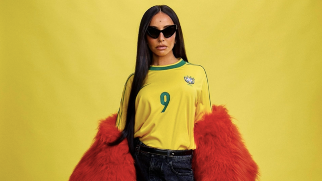 Após anunciar sua segunda gravidez, Sabrina Sato aposta em Chanel para acompanhar o terceiro jogo do Brasil em São Paulo
