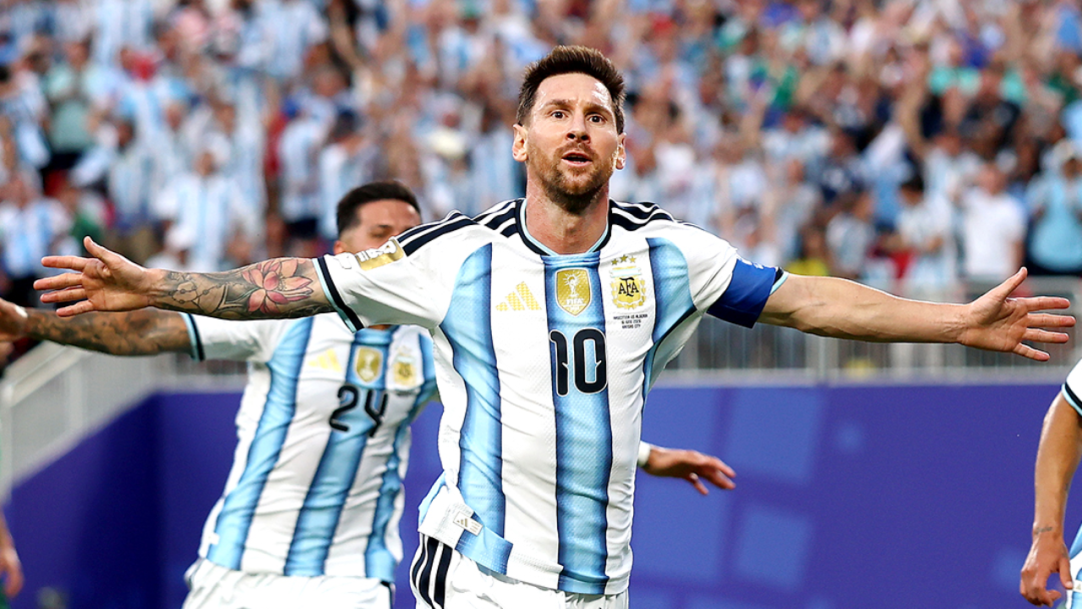 Argentina atropela Argélia em estreia com show e recorde de Messi